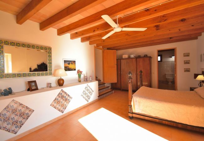 Bild eines der Schlafzimmer der Villa in Alcudia Bild eines der Schlafzimmer der Villa in Alcudia