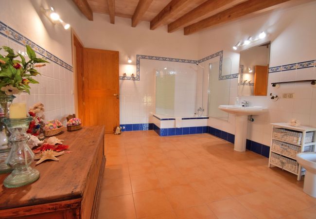 Hauptbadezimmer im Dorf Alcudia Hauptbadezimmer im Dorf Alcudia