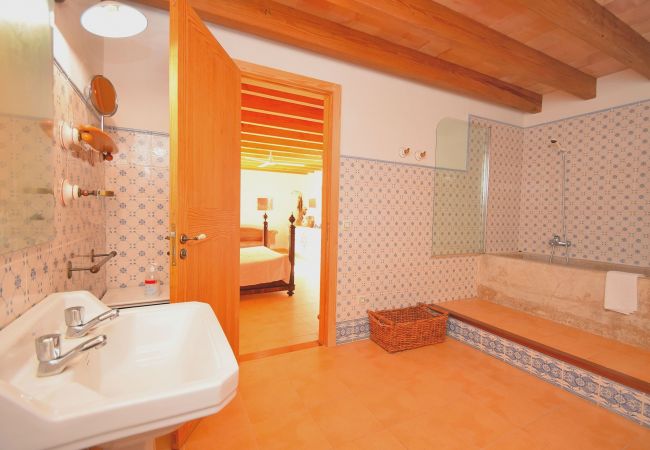 Hauptbadezimmer im Dorf Alcudia Hauptbadezimmer im Dorf Alcudia