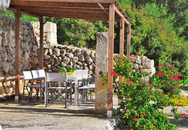 Die Villa in Alcudia hat eine überdachte Terrasse. Die Villa in Alcudia hat eine überdachte Terrasse.