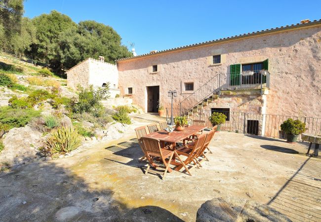 Blick auf die Finca und die Terrasse Blick auf die Villa und die Terrasse