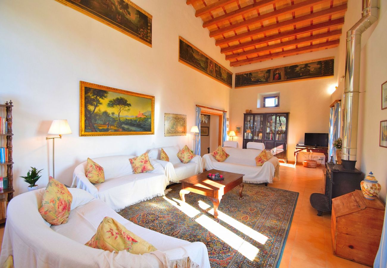 Salon der Finca in Alcudia mit Schwimmbad und Aussicht Salon der Finca in Alcudia mit Schwimmbad und Aussicht