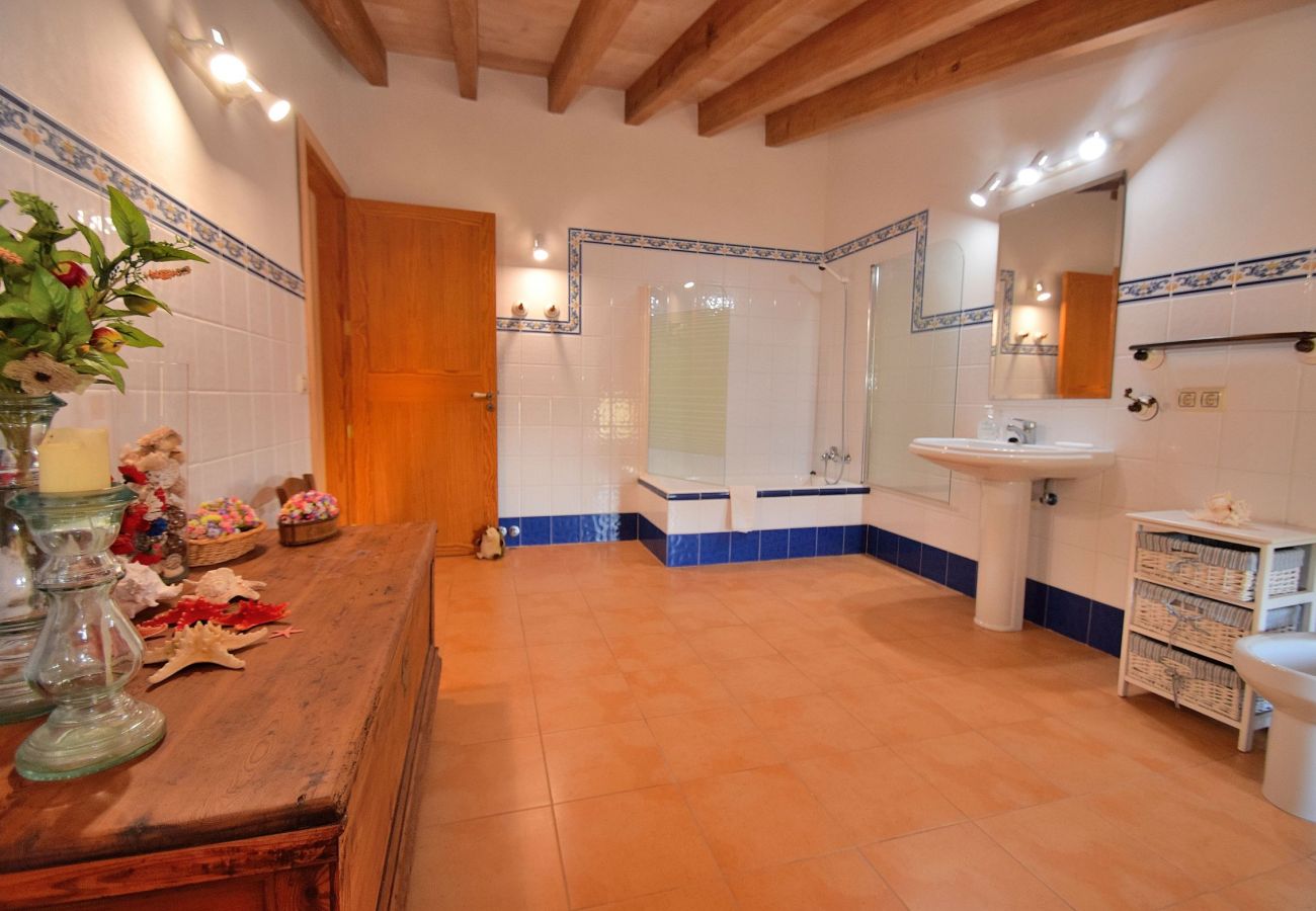 Hauptbadezimmer im Dorf Alcudia Hauptbadezimmer im Dorf Alcudia