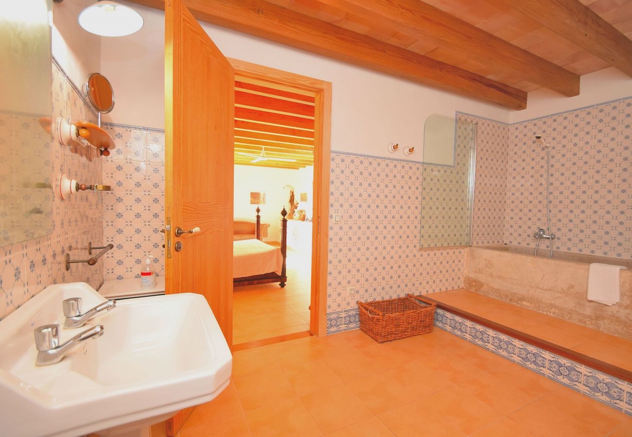Hauptbadezimmer im Dorf Alcudia Hauptbadezimmer im Dorf Alcudia