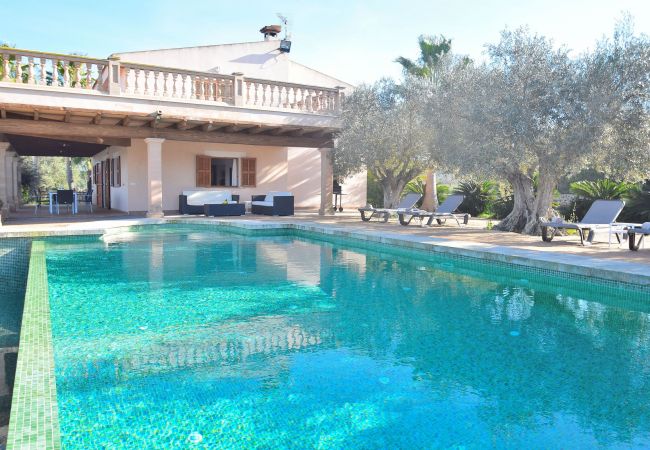 Die Villa in Sineu verfügt über einen Swimmingpool.