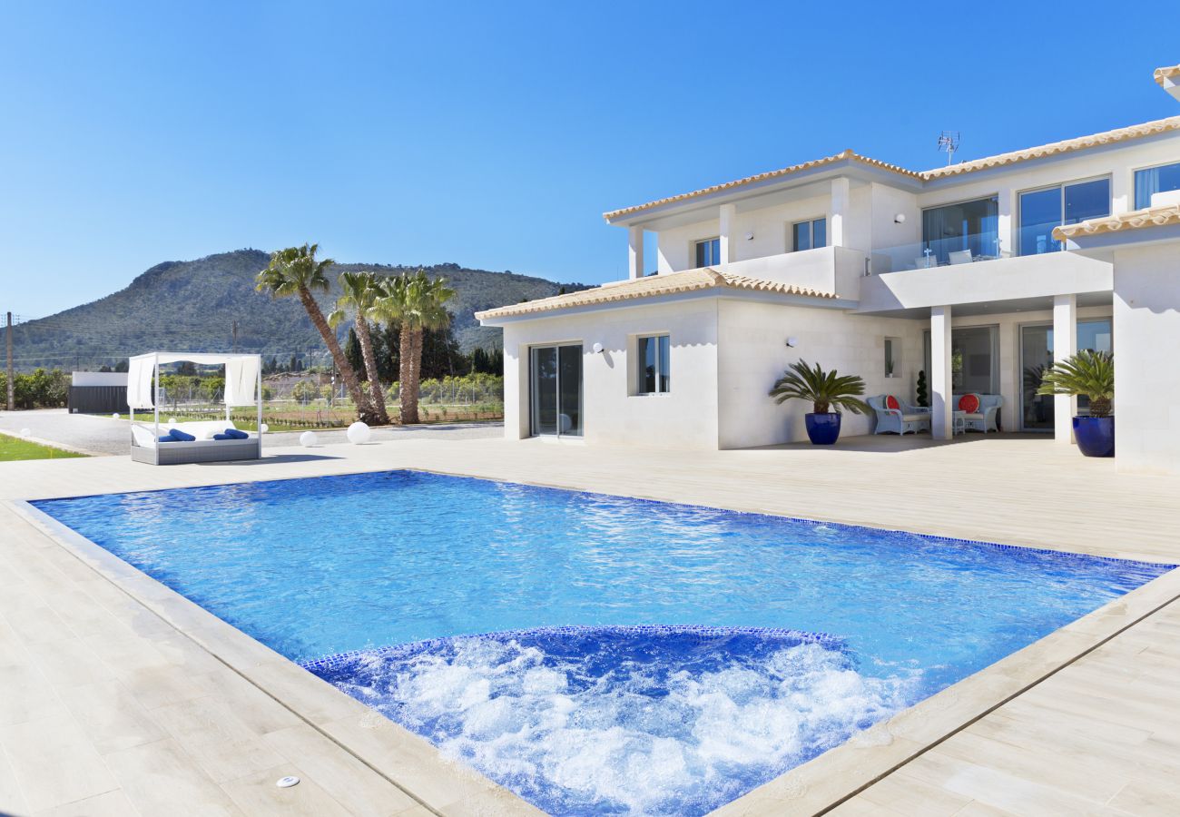 7 DB, 7 bathrooms en suite, AC, wifi, bicycles, garden, swimming pool, barbecue, Football field and volleyball court.