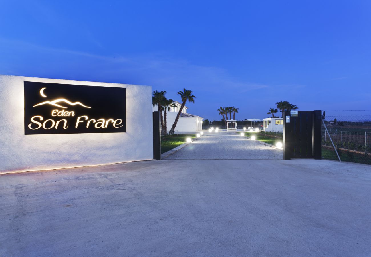 7 DB, 7 bathrooms en suite, AC, wifi, bicycles, garden, swimming pool, barbecue, Football field and volleyball court,.