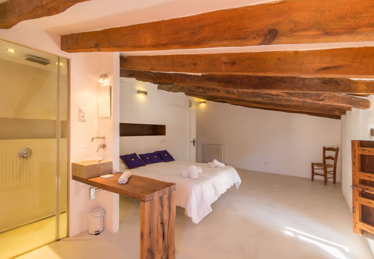 5 DBR, 5 BR, extra beds, AC, chimney, free Wifi Internet, wonderful garden with large pool and great BBQ area