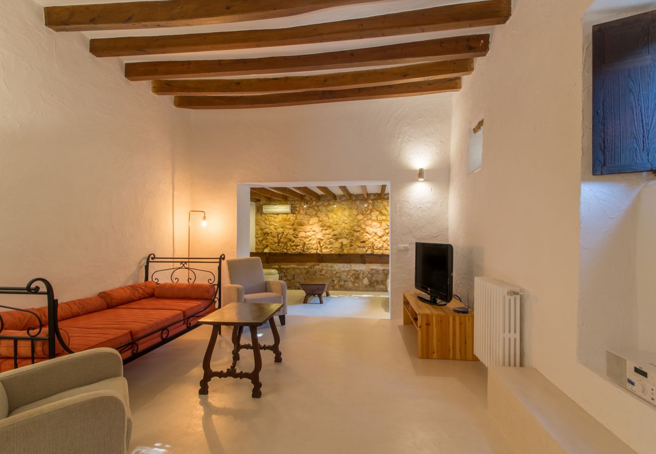 5 DBR, 5 BR, extra beds, AC, chimney, free Wifi Internet, wonderful garden with large pool and great BBQ area