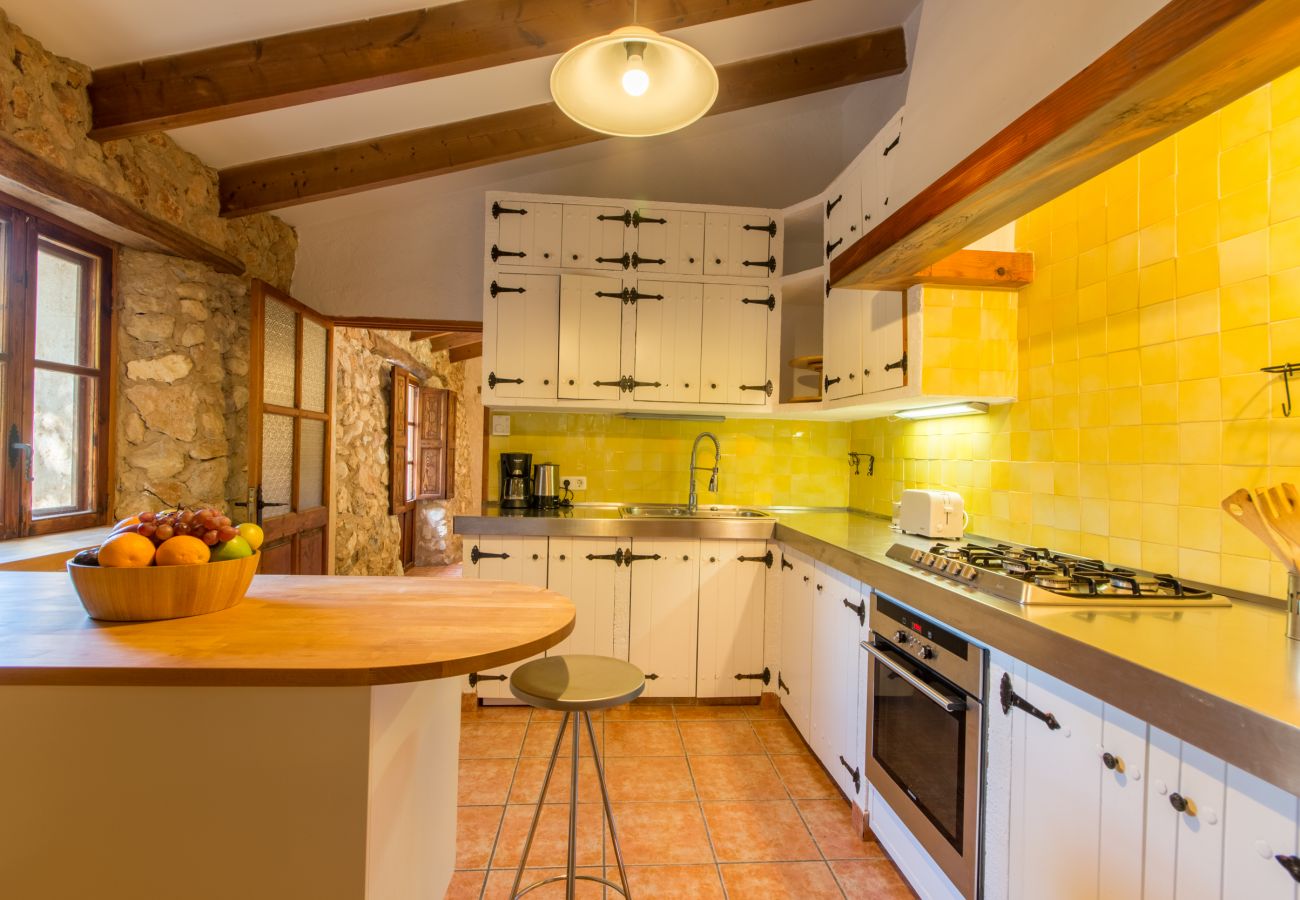 3 DBR, 3 BR, AC, fireplace, free wifi, fenced pool, huge garden with great barbecue zone and lots of space for playing