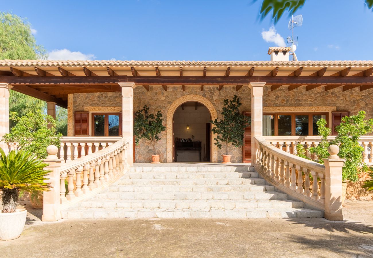 3 DBR, 2 BR, air conditioning, free Wifi-Internet, garden with XXL-pool, outside shower and barbecue house