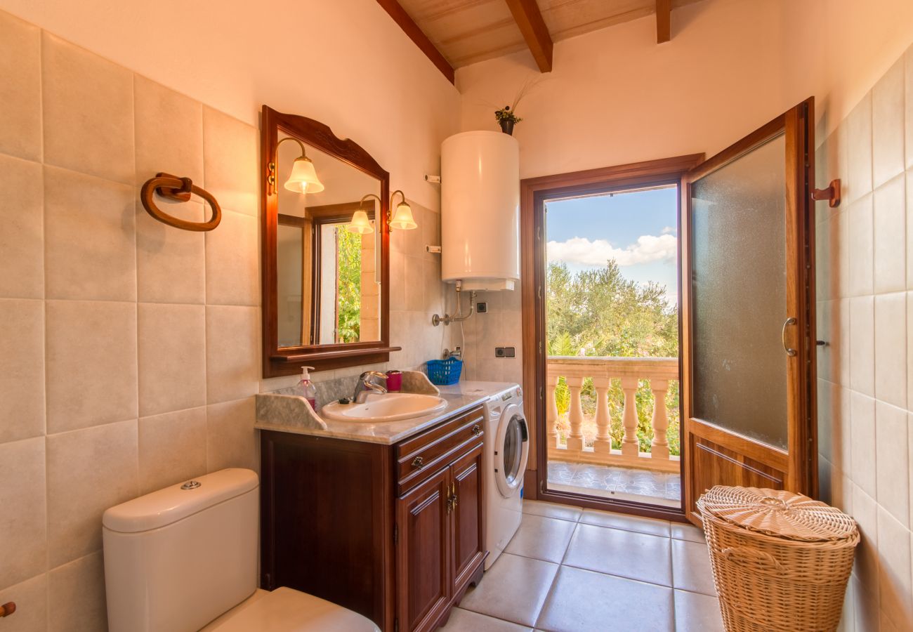 3 DBR, 2 BR, air conditioning, free Wifi-Internet, garden with XXL-pool, outside shower and barbecue house