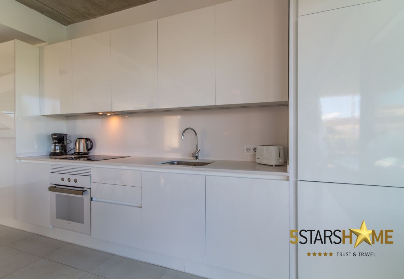 5 double bedrooms, 4 bathrooms, garden, pool, terrace, barbecue, internet access (wifi), central heating, AC, satellite TV