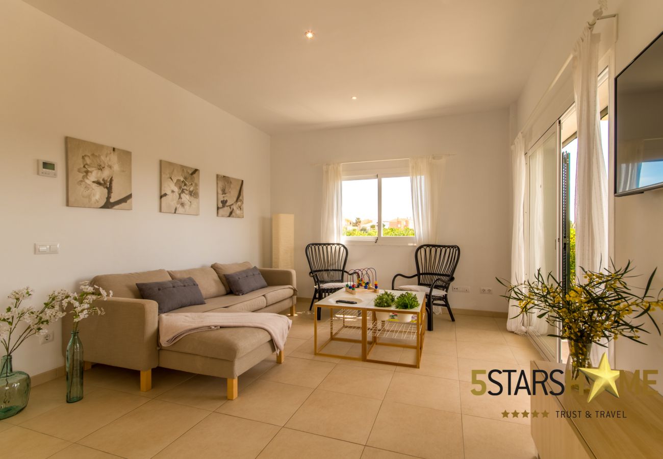 4 double bedrooms, 4 bathrooms, garden, pool, BBQ, safe, WIFI, heating, open air parking, satellite TV.