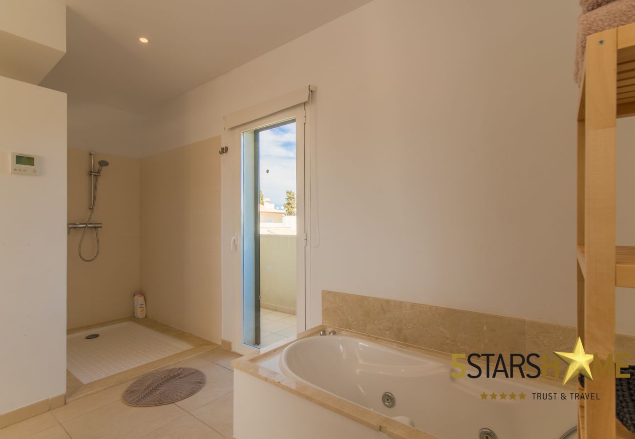 4 double bedrooms, 4 bathrooms, garden, pool, BBQ, safe, WIFI, heating, open air parking, satellite TV.
