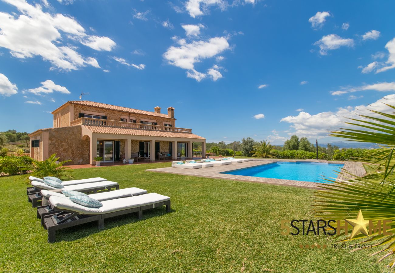 6 DBR, 6 bathrooms en suite, 1 extra bathroom, AC, free Wifi, music system, garden, pool, BBQ and relaxation areas.
