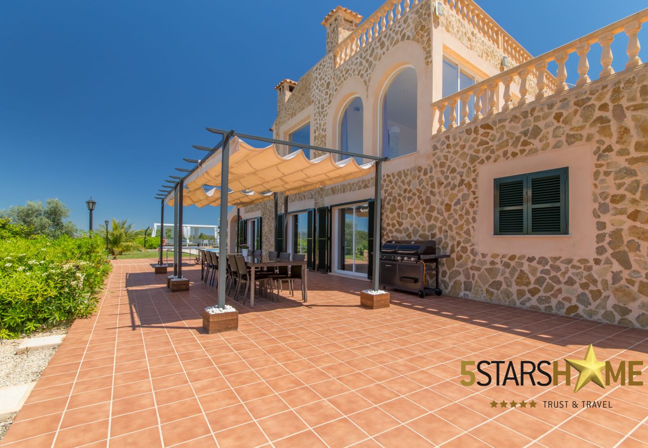 6 DBR, 6 bathrooms en suite, 1 extra bathroom, AC, free Wifi, music system, garden, pool, BBQ and relaxation areas.