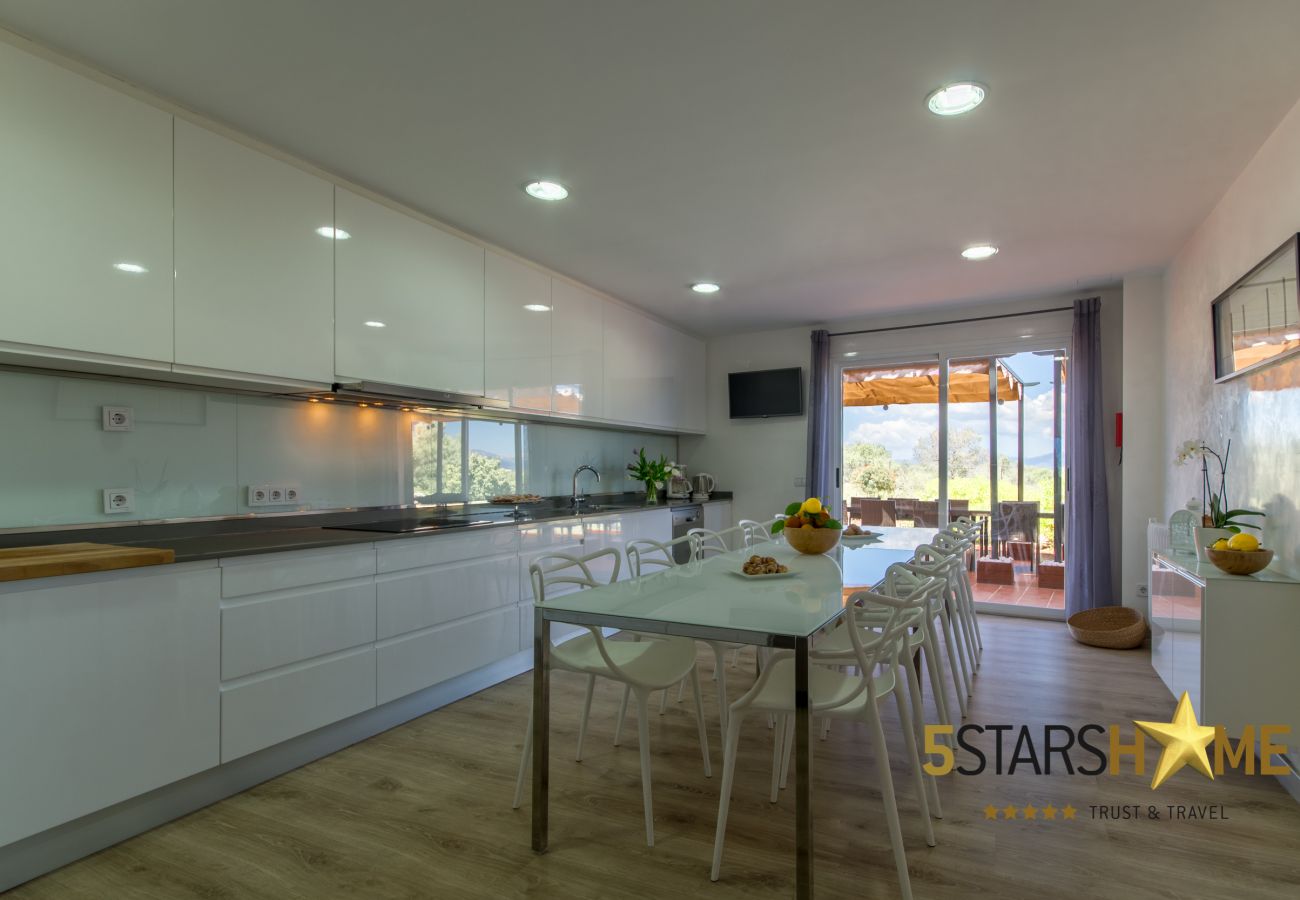 6 DBR, 6 bathrooms en suite, 1 extra bathroom, AC, free Wifi, music system, garden, pool, BBQ and relaxation areas.