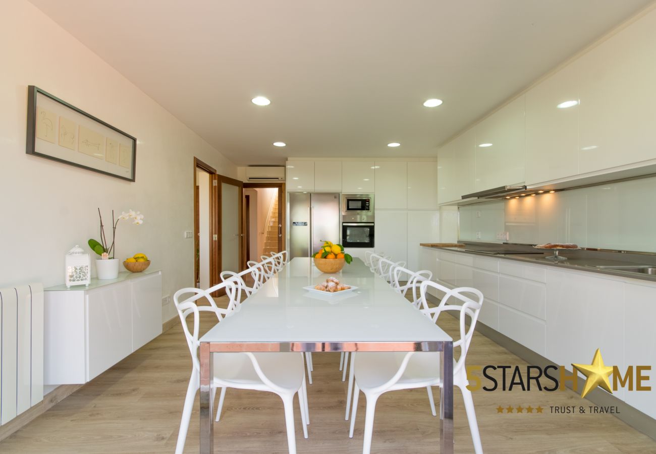 6 DBR, 6 bathrooms en suite, 1 extra bathroom, AC, free Wifi, music system, garden, pool, BBQ and relaxation areas.