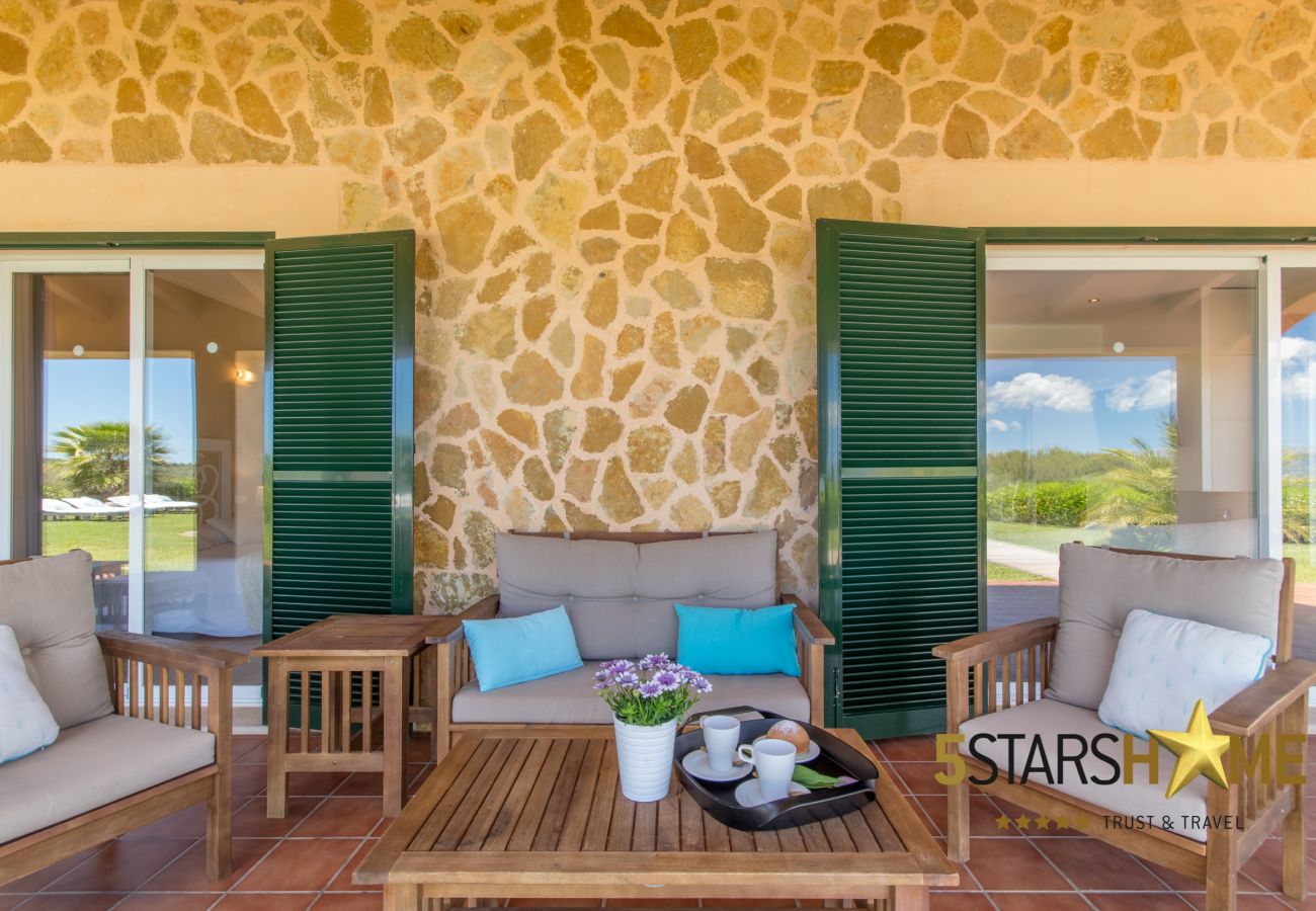 6 DBR, 6 bathrooms en suite, 1 extra bathroom, AC, free Wifi, music system, garden, pool, BBQ and relaxation areas.