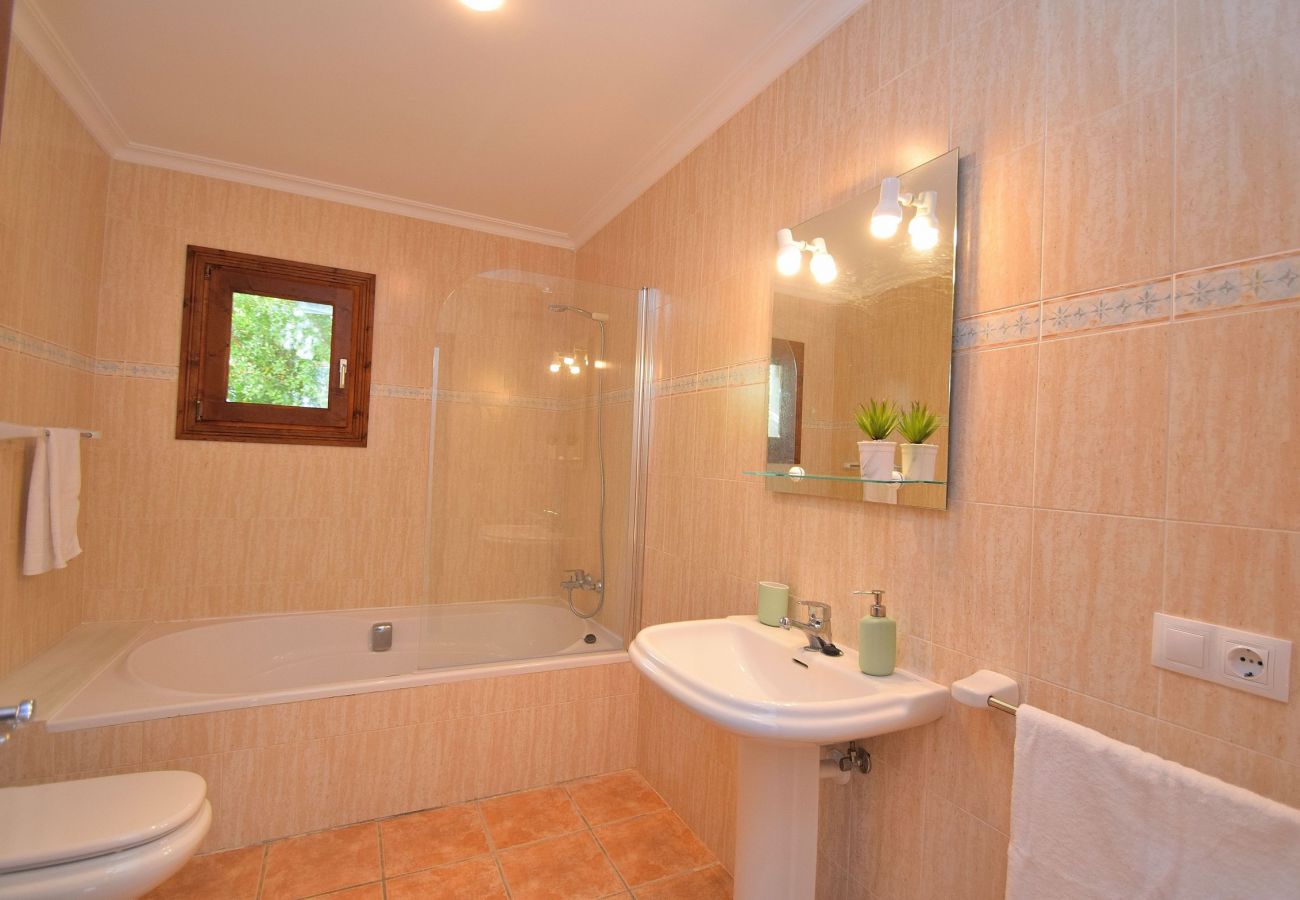 villa bathroom in sineu