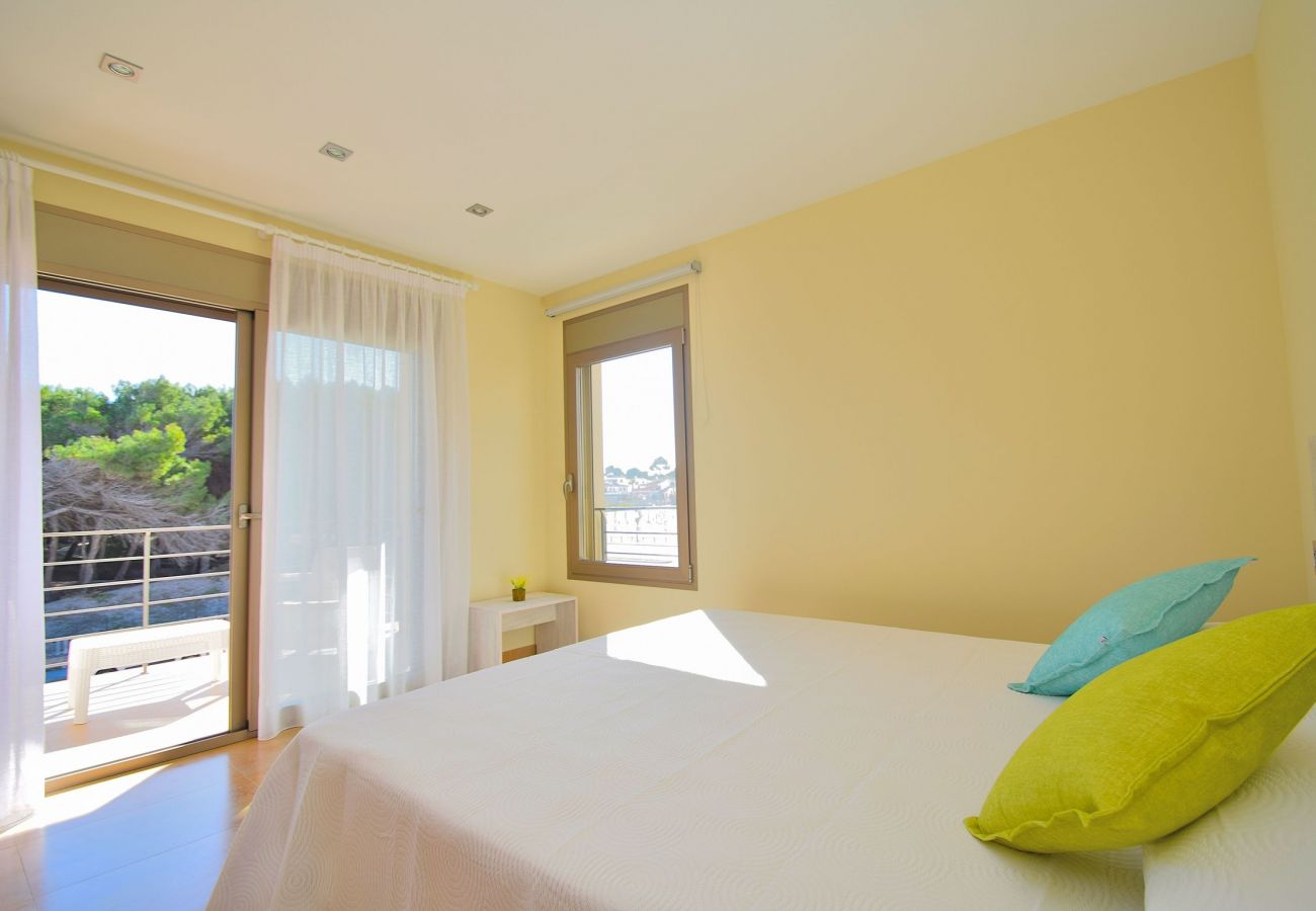 Bedroom of the villa in mallorca can picafort luxury