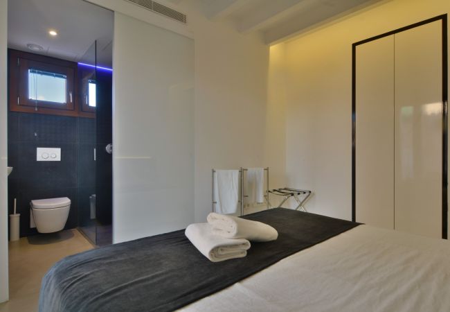 Apartment in Palma de Mallorca - Lonja Suites 4 white